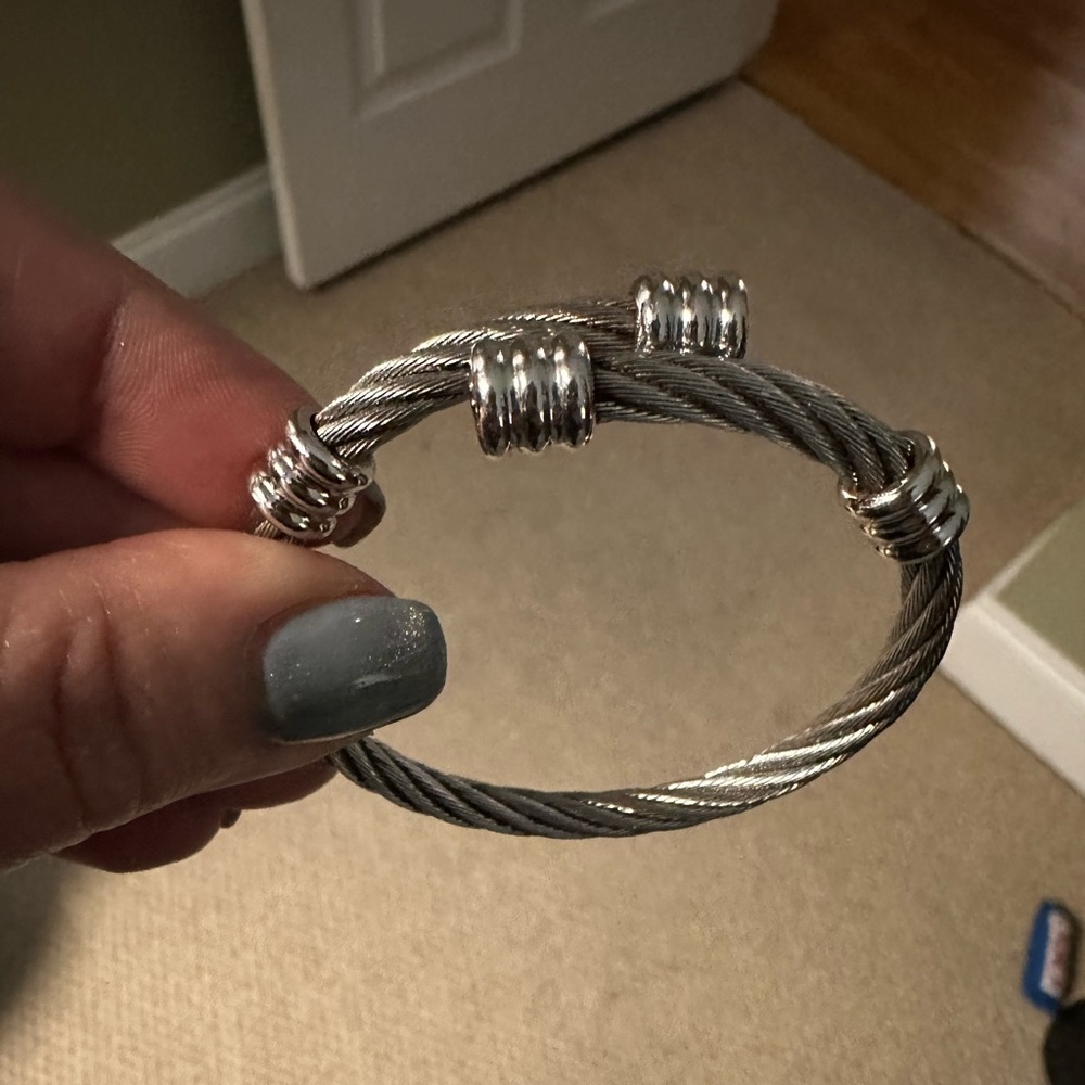 Flexible wire bracelet